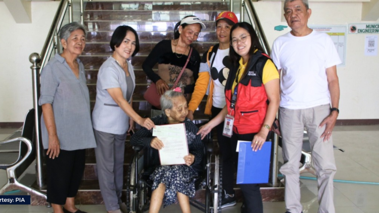 139 centenarians sa Bicol, nakatanggap na ng P100,000 cash gift mula sa DSWD