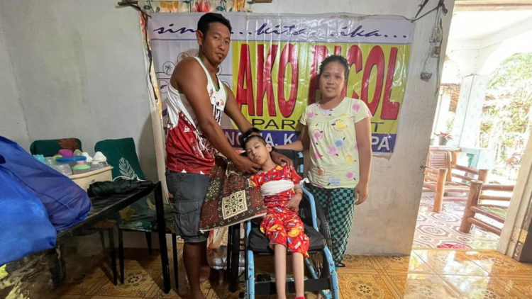 10-anyos na batang lalaki na may Cerebral Palsy, nabigyan ng libreng wheelchair ng Ako Bicol Partylist