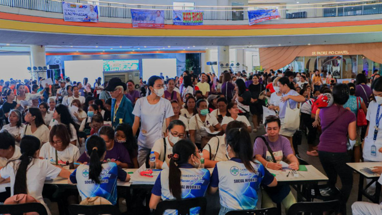 100 buntis sa Legazpi City, nabigyan ng regalo sa Tarabangan Caravan ng Ako Bicol PartyList