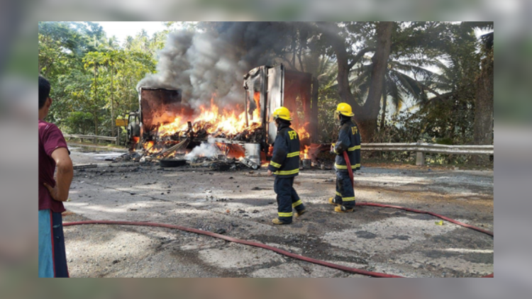 Truck na may pangargang parcels, nasunog sa Ragay, Camarines Sur